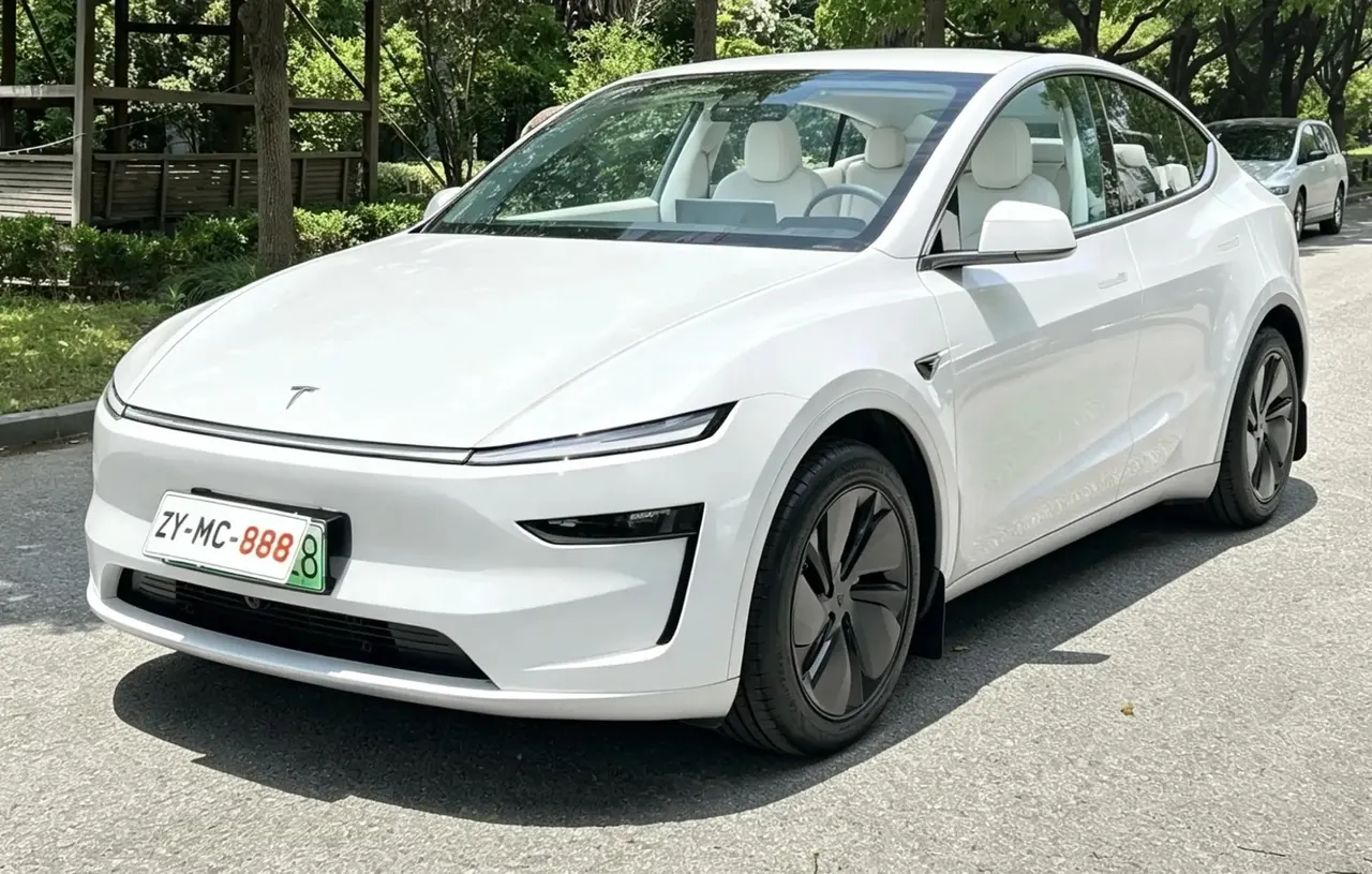 Tesla 2025 Model Y Rear-Wheel Drive Automatic - View 1