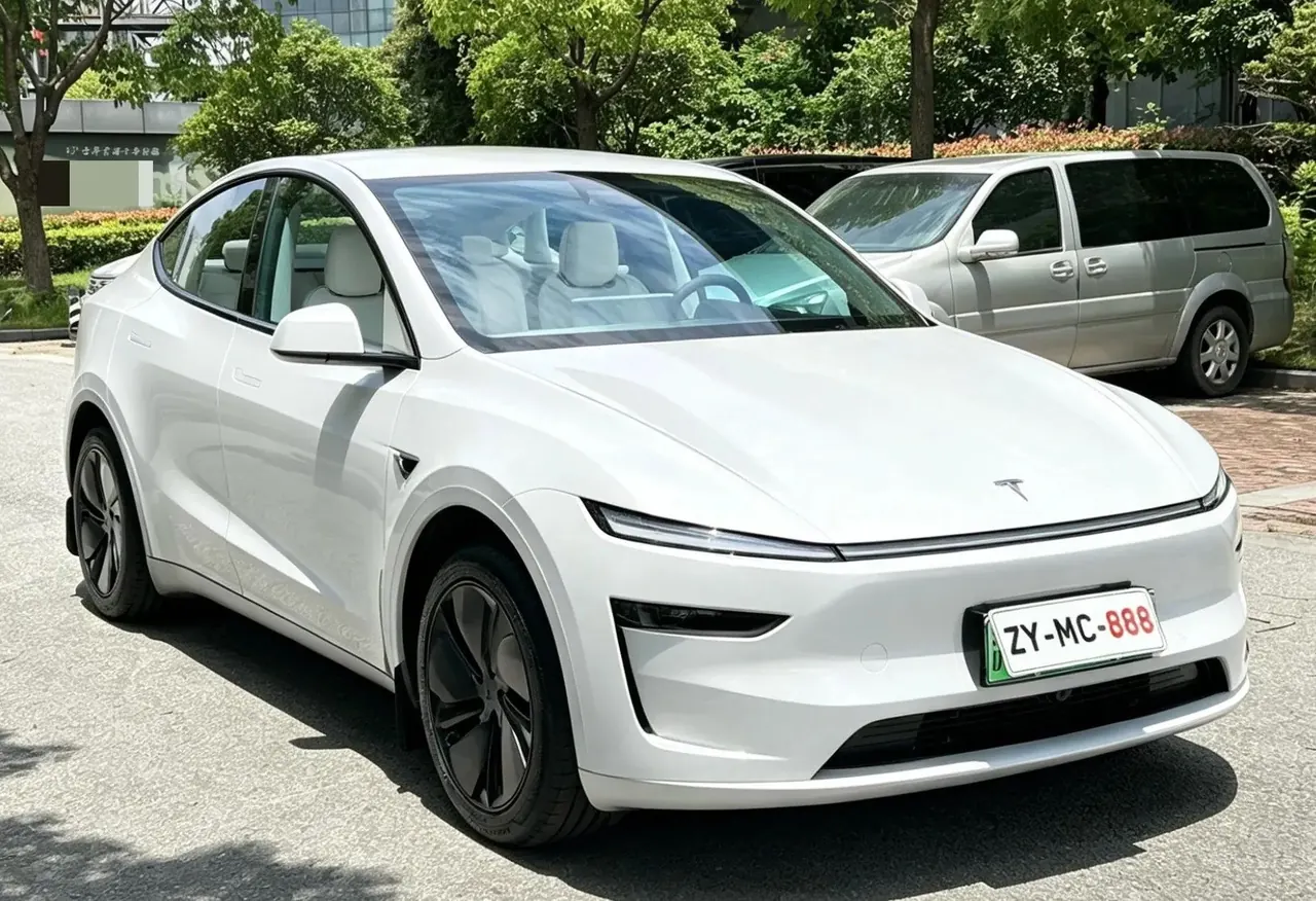 Tesla 2025 Model Y Rear-Wheel Drive Automatic 2