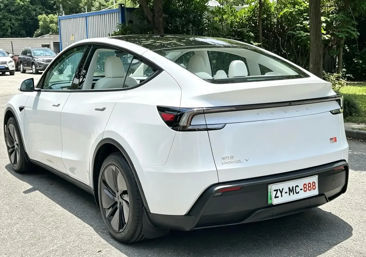 Tesla 2025 Model Y Rear-Wheel Drive Automatic 4
