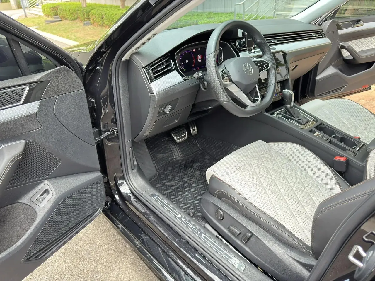 Volkswagen 2024 Magotan 2.0TSI 330TSI 2 Million Units Shared Luxury Automatic 10
