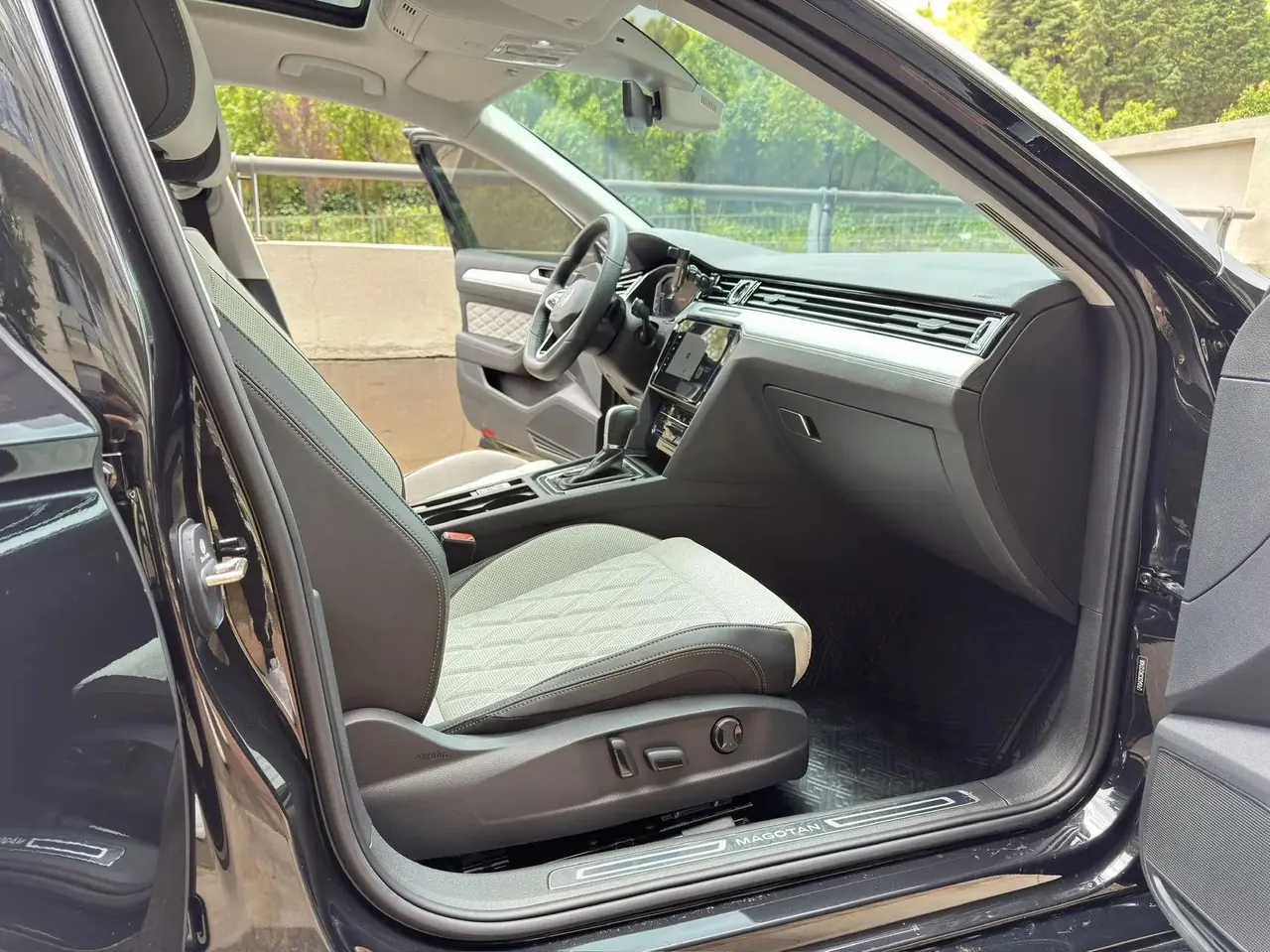 Volkswagen 2024 Magotan 2.0TSI 330TSI 2 Million Units Shared Luxury Automatic 15