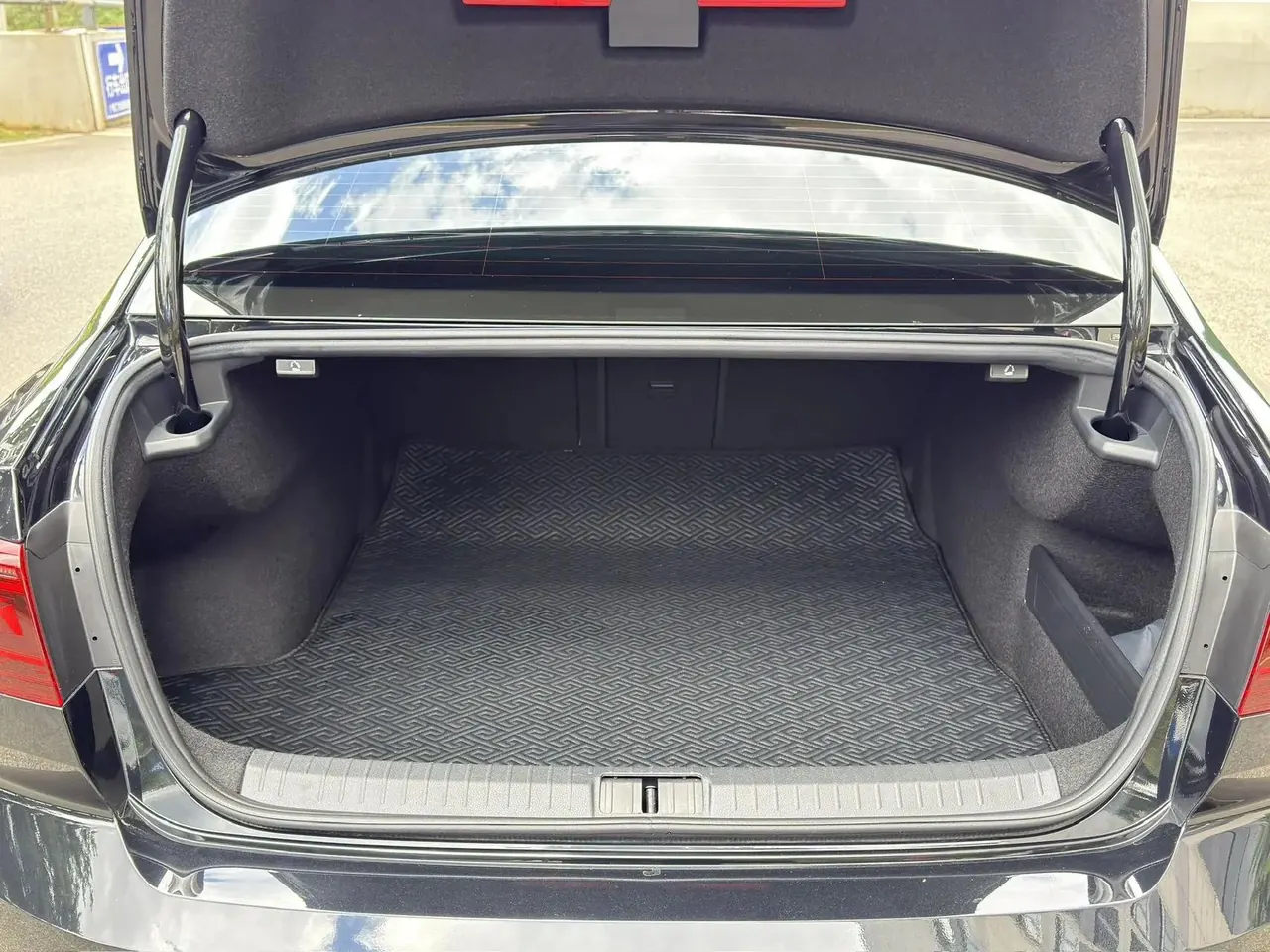 Volkswagen 2024 Magotan 2.0TSI 330TSI 2 Million Units Shared Luxury Automatic 8