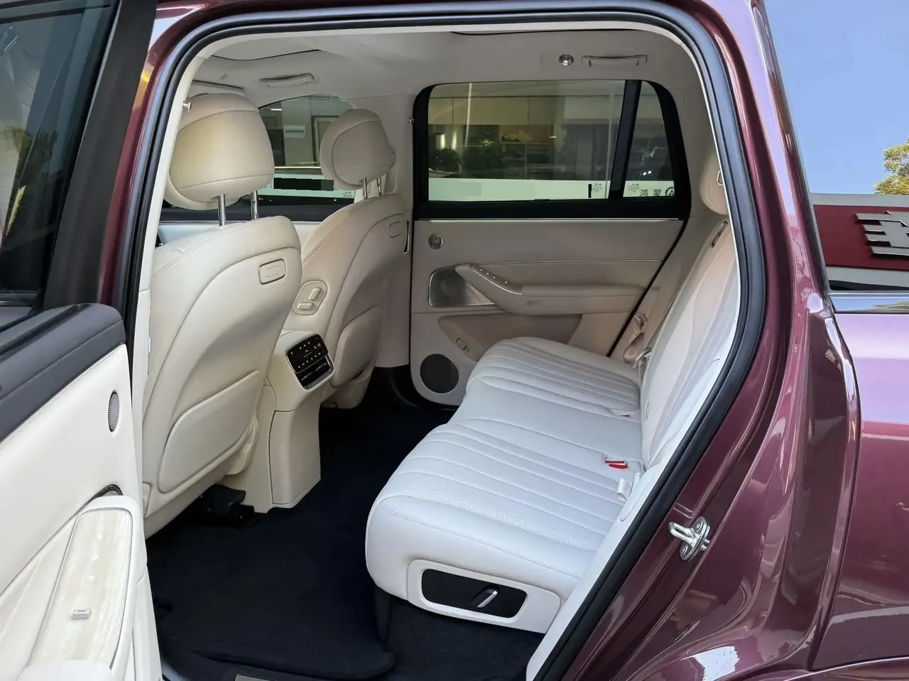 AITO M8 2025 extended range Ultra version 53.4kWh 5-seat version 6
