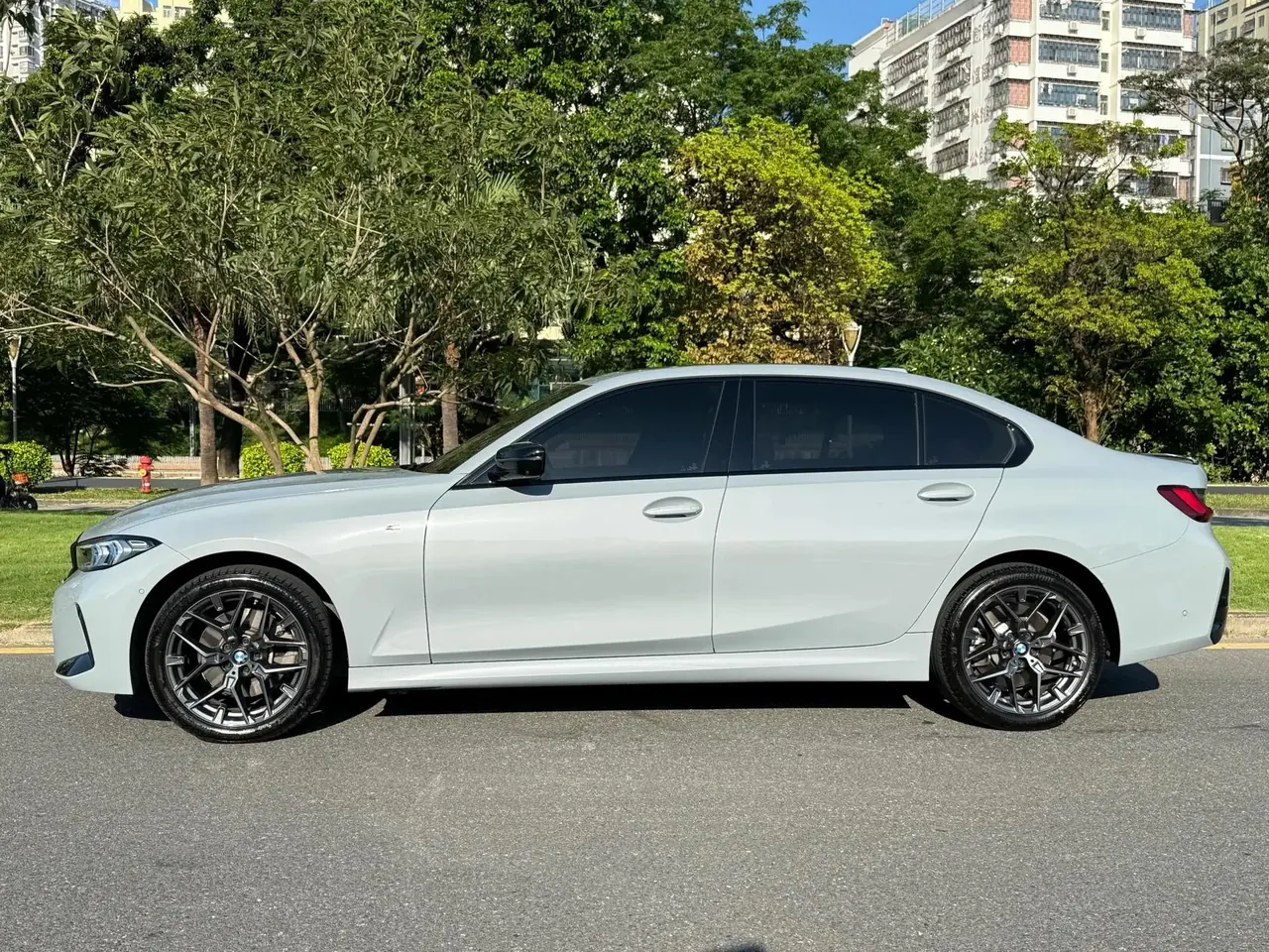BMW 3 Series 2025 330Li 2.0T Exclusive M Sports Obsidian Night Suit Automatic Gear 2