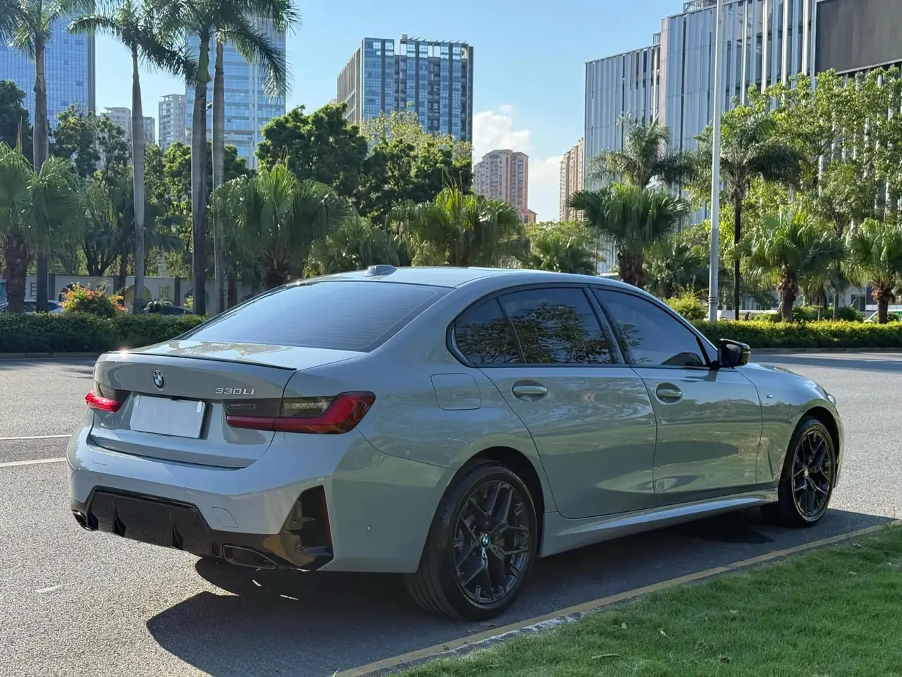 BMW 3 Series 2025 330Li 2.0T Exclusive M Sports Obsidian Night Suit Automatic Gear 4