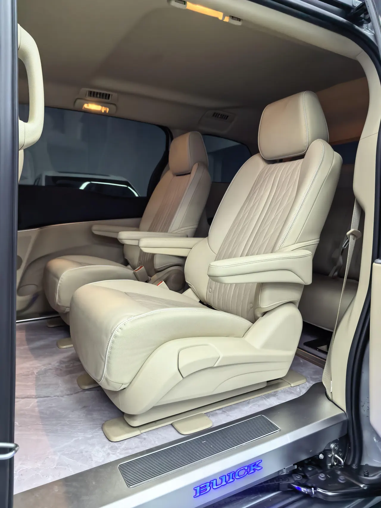 Buick GL8 2023 Land Business Class 652T Luxury Model 6