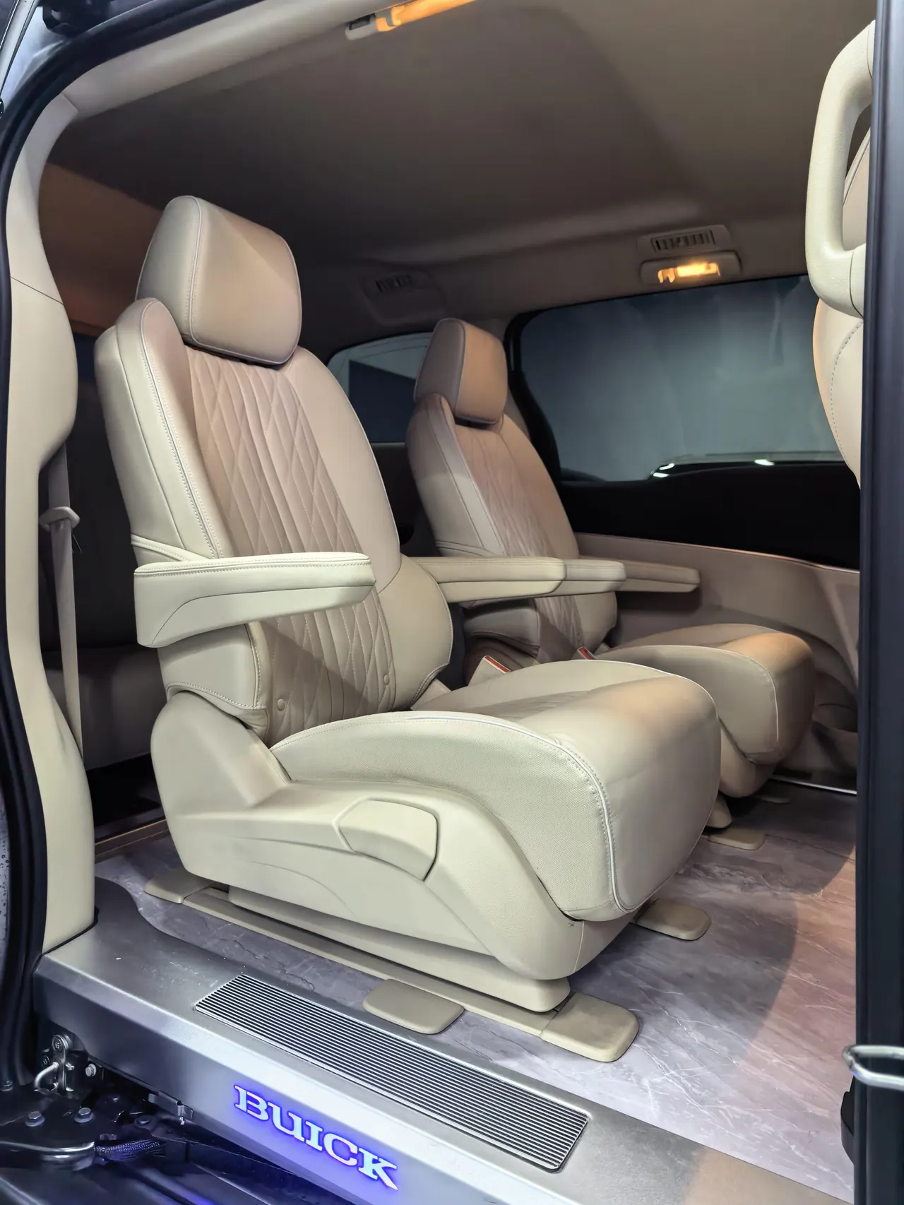 Buick GL8 2023 Land Business Class 652T Luxury Model 8