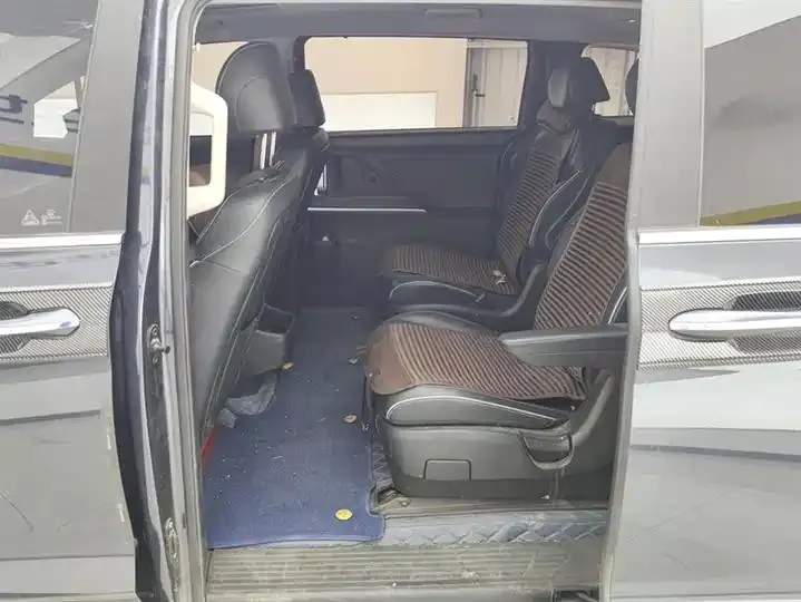 Custin 2021 270TGDi Prestige LUX 11
