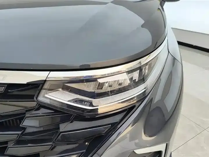 Custin 2021 270TGDi Prestige LUX 5