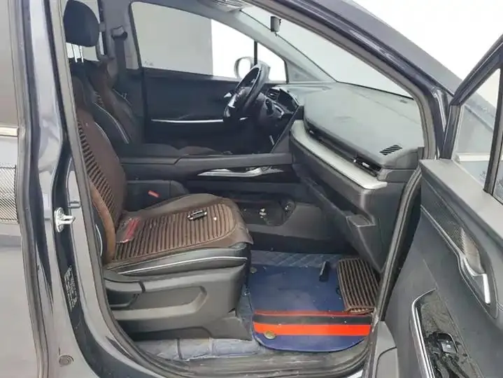Custin 2021 270TGDi Prestige LUX 8
