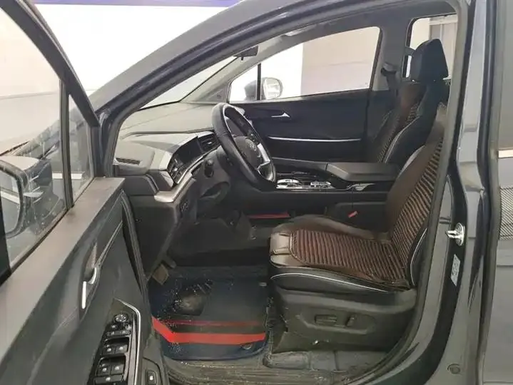 Custin 2021 270TGDi Prestige LUX 9