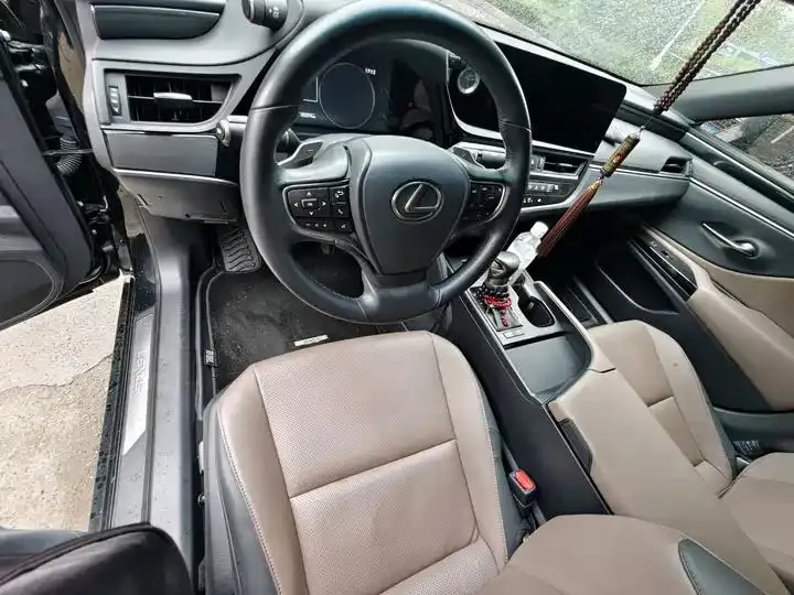 Lexus ES 2023 model 200 Premium Edition 4