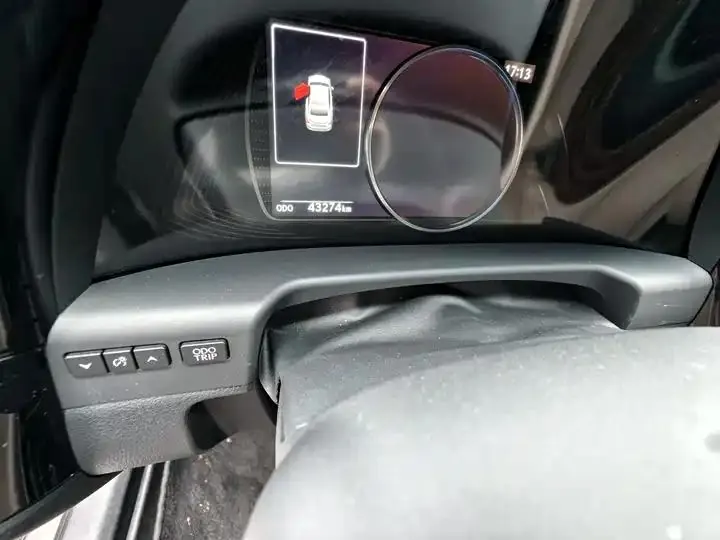 Lexus ES 2023 model 200 Premium Edition 9