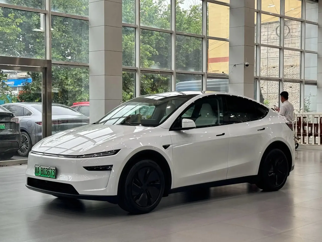 Tesla 2026 Model Y long endurance rear wheel drive version automatic transmission - View 1