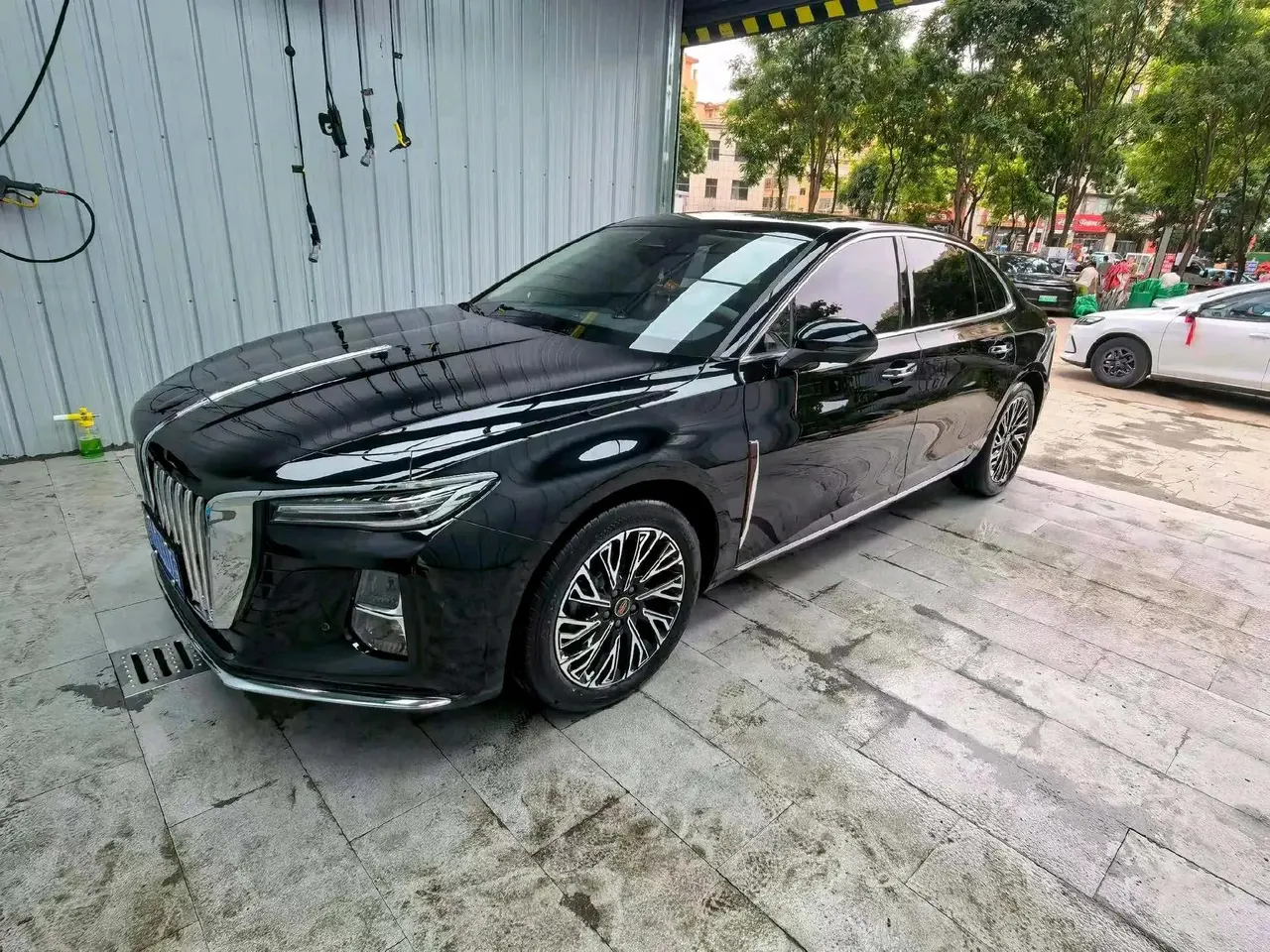 HongQi 2025 H5 2.0T Flag Enjoy 500000 Commemorative Automatic Gear - View 1