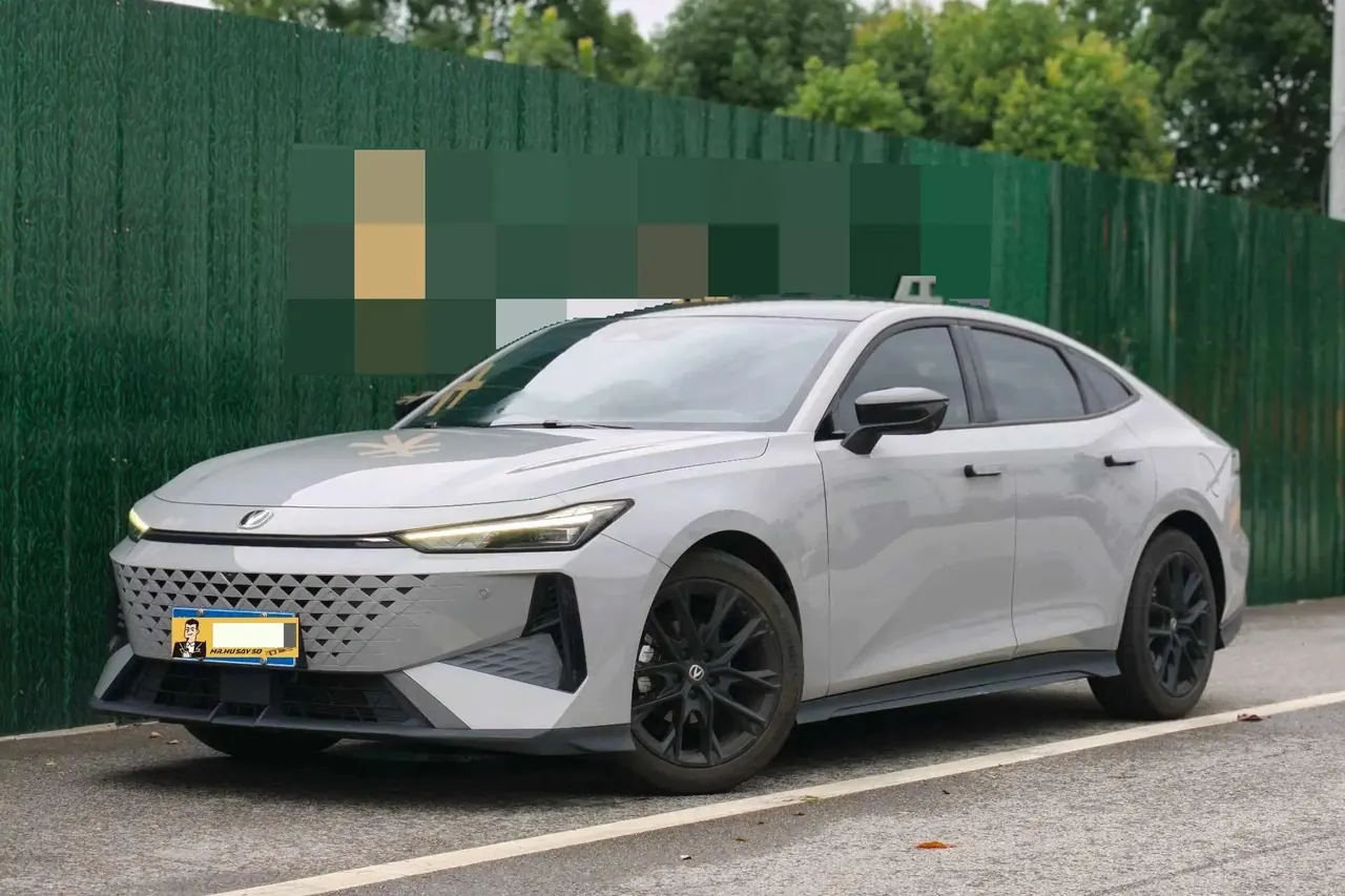 ChangAn 2024 UNI-V 1.5T Prestige Automatic - View 1
