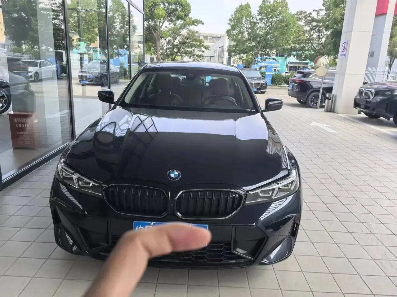 BMW 3 Series 2025 model 330Li 2.0T M Sport Night Edition with automatic transmission 2