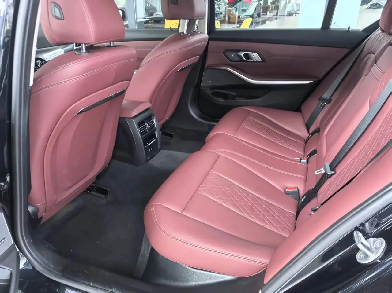 BMW 3 Series 2025 model 330Li 2.0T M Sport Night Edition with automatic transmission 4