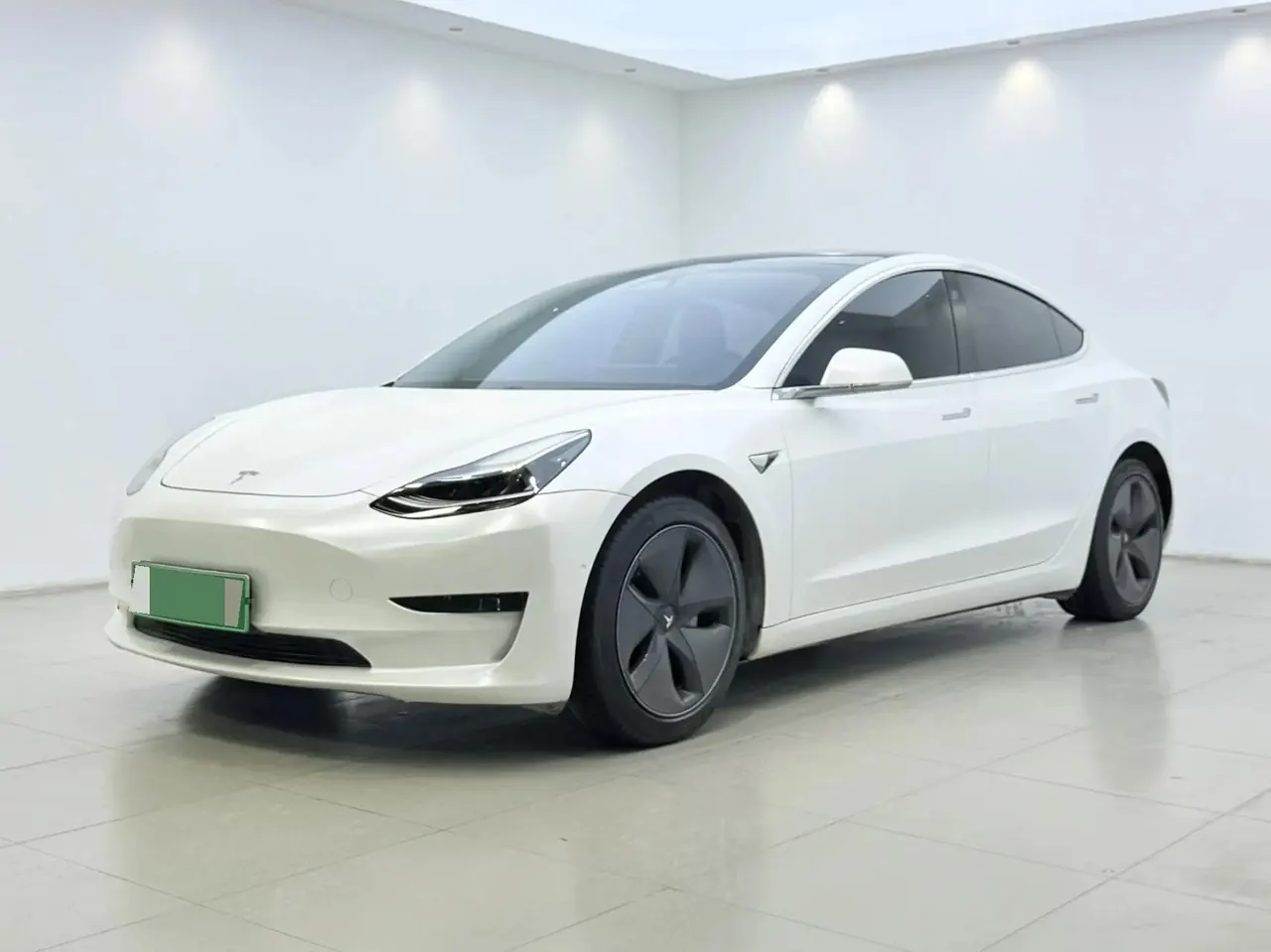 Open image lightbox: 2019 Model 3 Standard Range Rear-Wheel Drive Upgrade Version