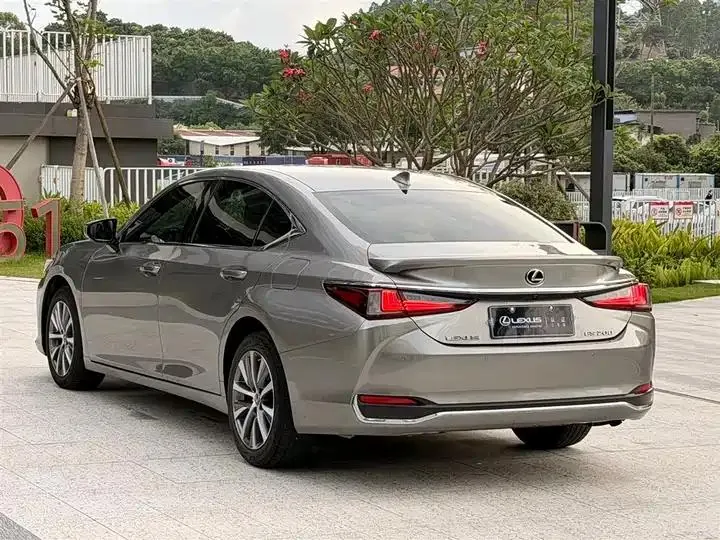 Lexus ES 2021 200 Excellence Edition 4