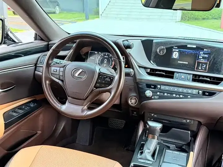 Lexus ES 2021 200 Excellence Edition 9