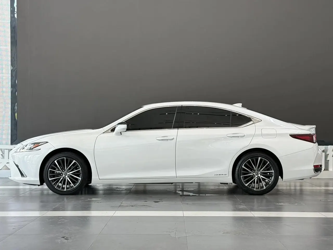 Lexus ES 2021 300h Prestige Edition 3