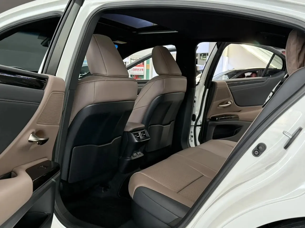 Lexus ES 2021 300h Prestige Edition 6