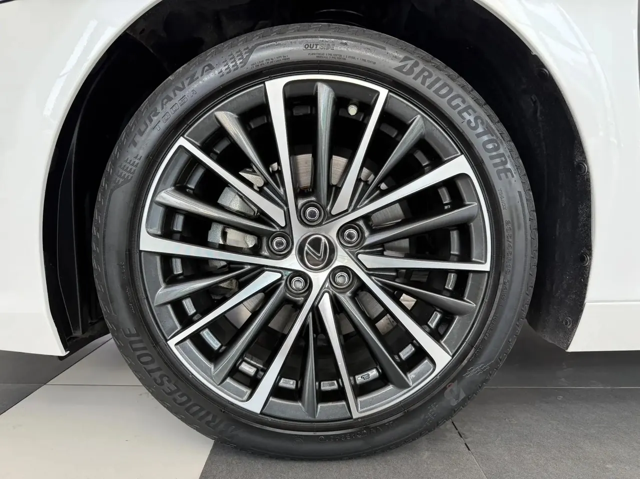Lexus ES 2021 300h Prestige Edition 8