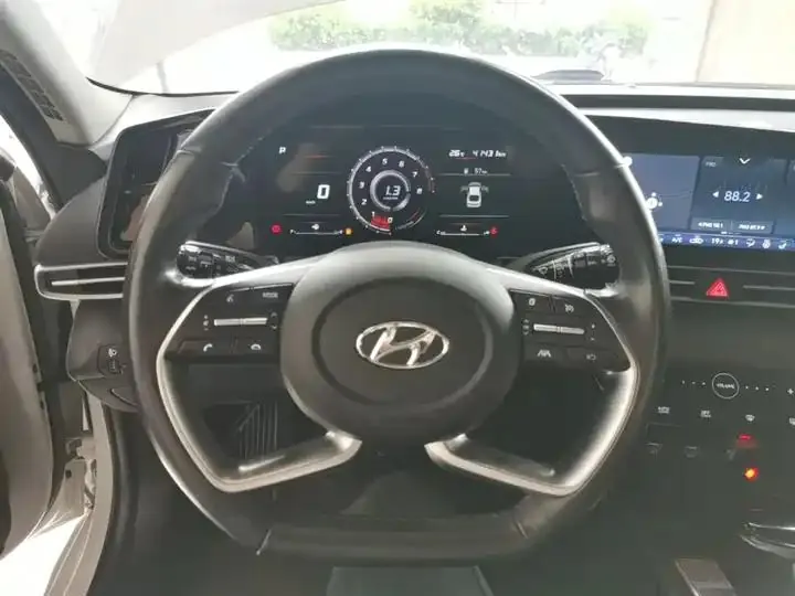 Elantra 2021 1.5L CVT Luxury Edition 11