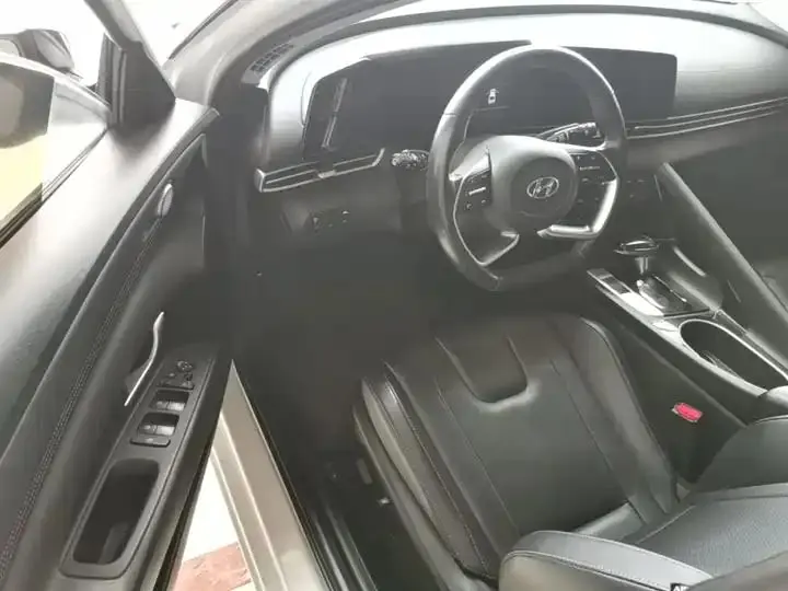 Elantra 2021 1.5L CVT Luxury Edition 16