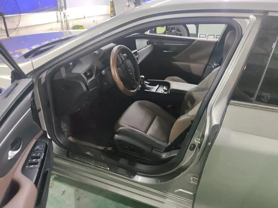 Lexus ES 2023 model 200 Premium Edition 2