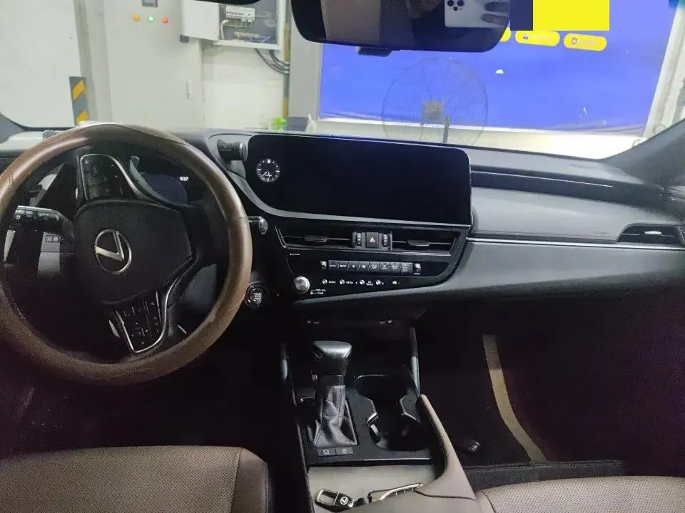 Lexus ES 2023 model 200 Premium Edition 4