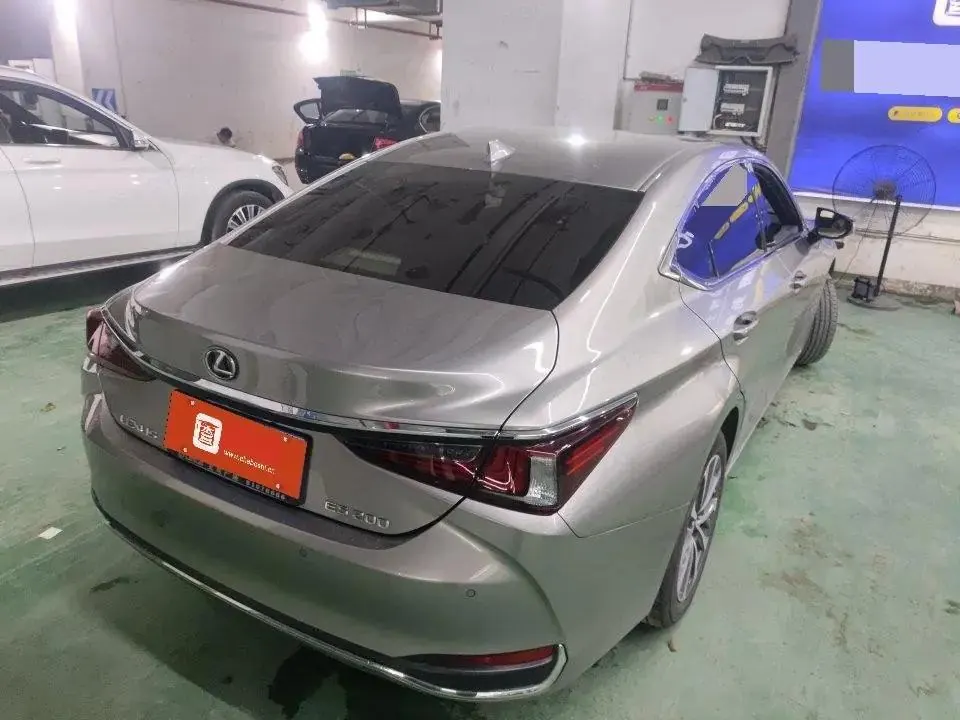 Lexus ES 2023 model 200 Premium Edition 5
