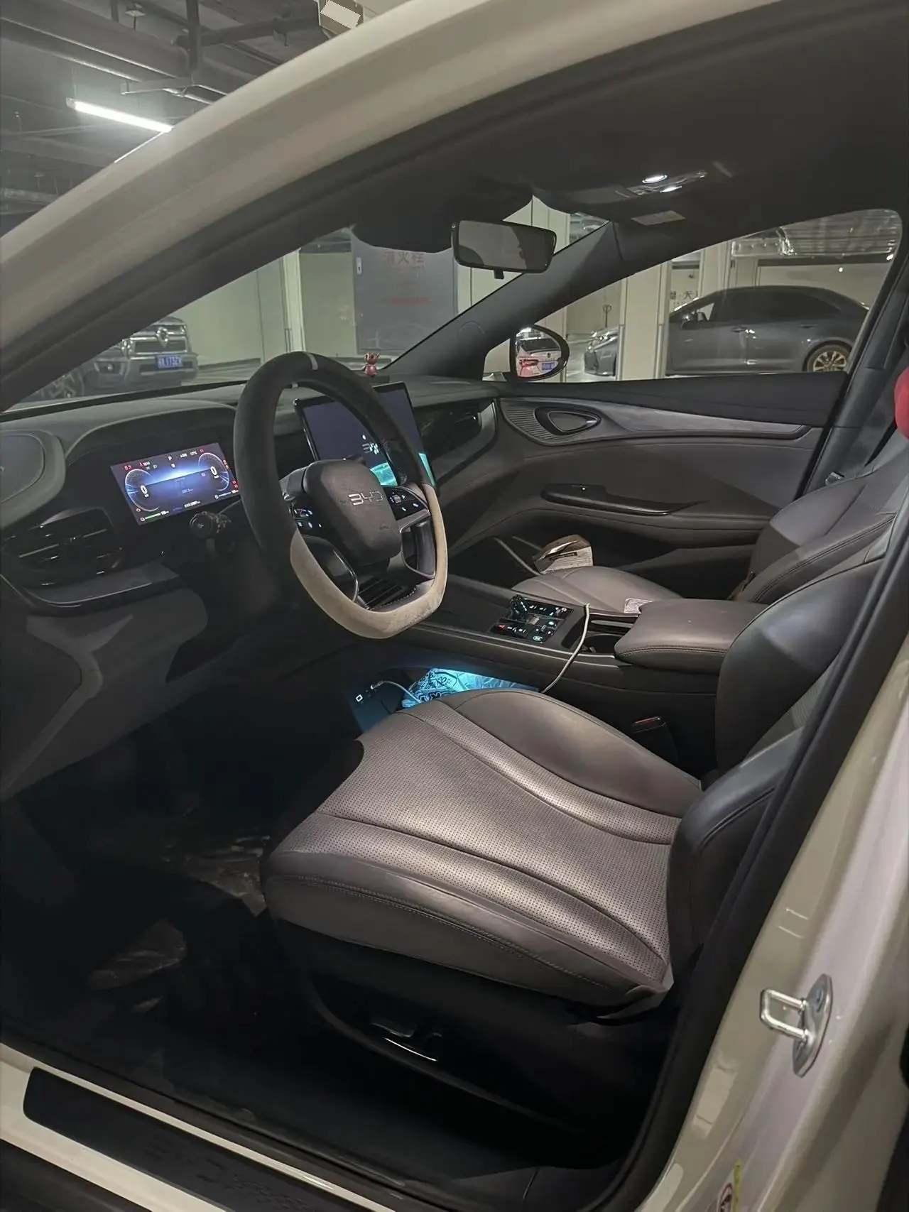BYD 2024 Seal DM-i 1.5 Stepless Glory Edition 121km Elite Automatic 3