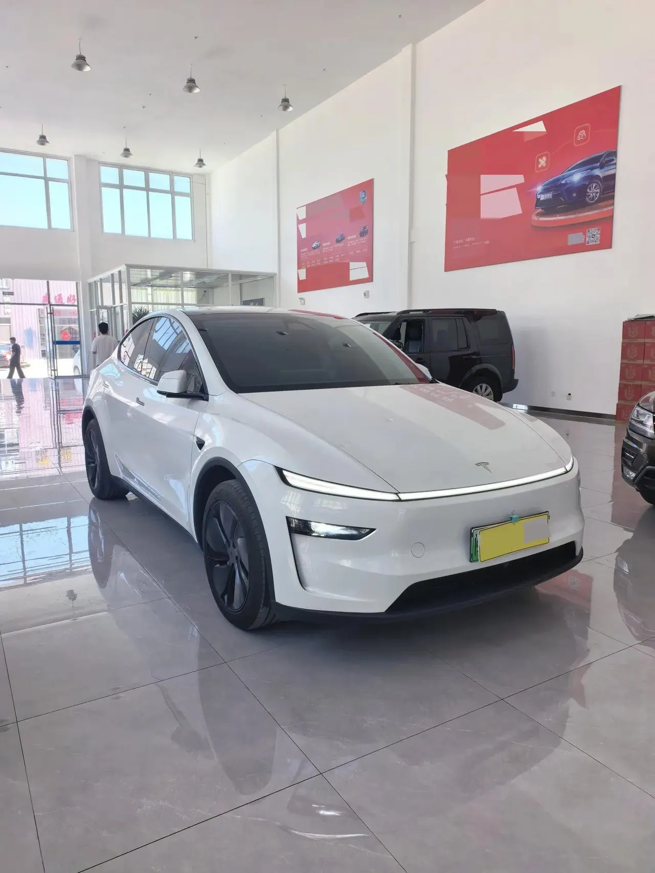 Tesla 2025 Model Y Rear-Wheel Drive Automatic 3