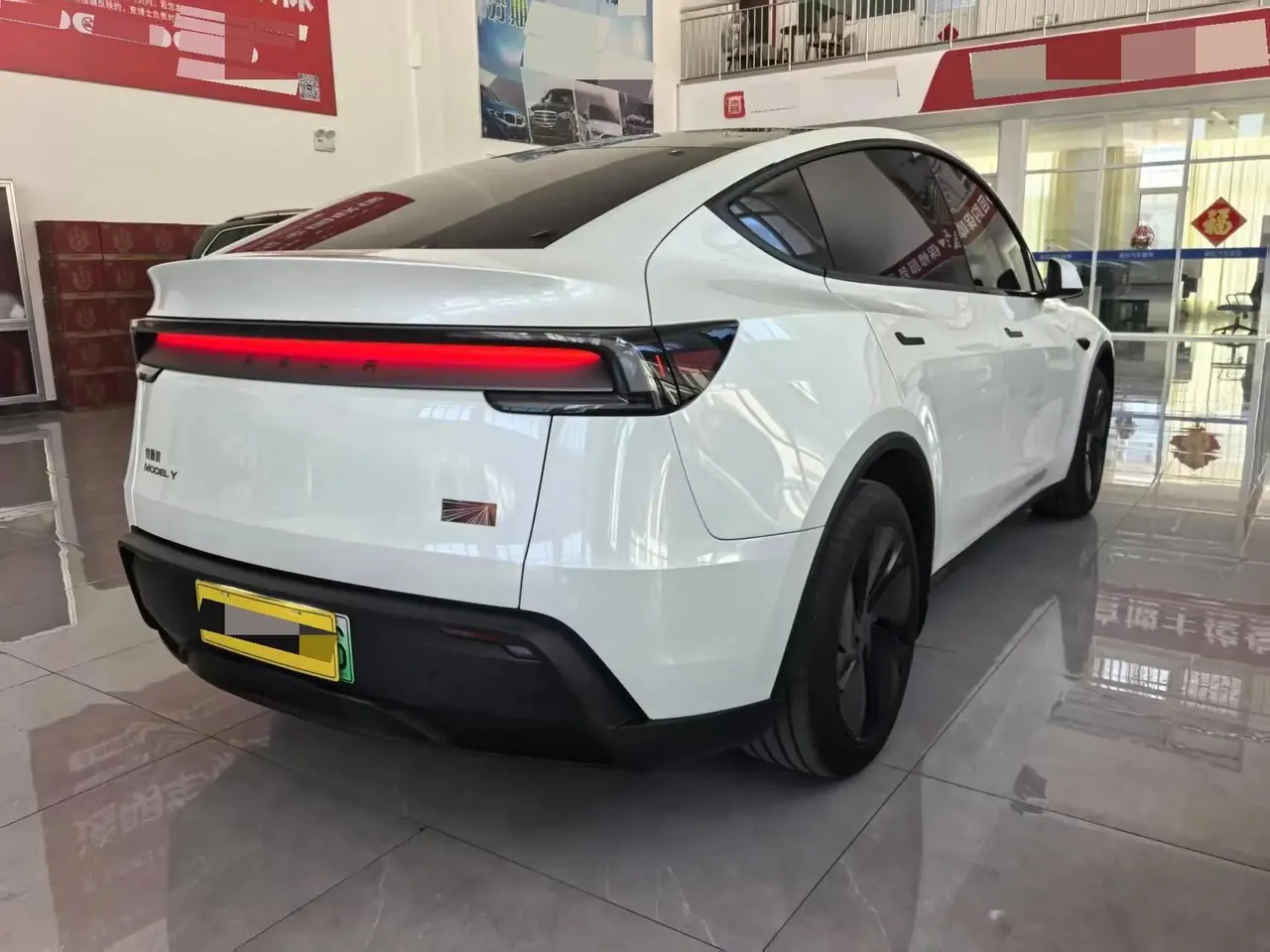 Tesla 2025 Model Y Rear-Wheel Drive Automatic 4