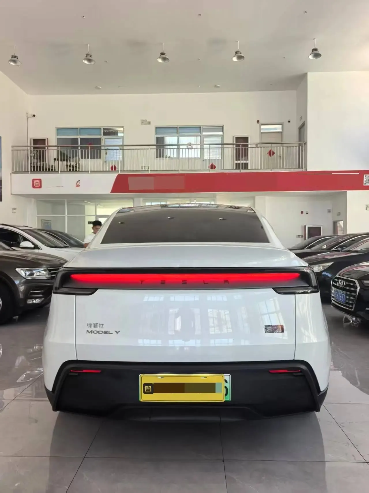 Tesla 2025 Model Y Rear-Wheel Drive Automatic 5