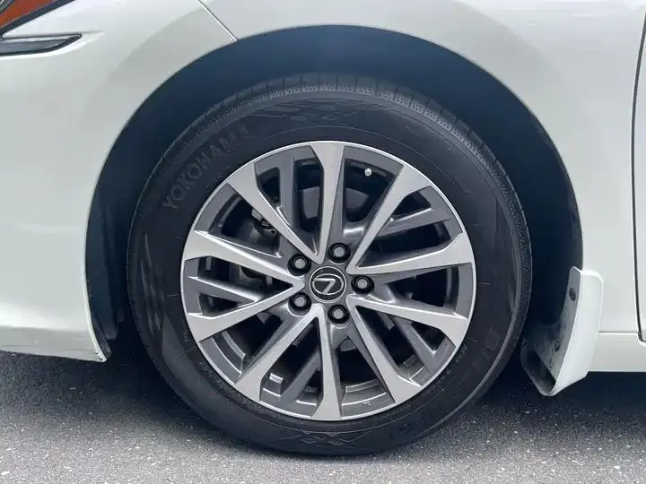 Lexus ES 2023 model 200 Premium Edition 25