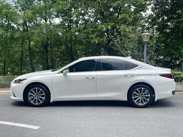 Lexus ES 2023 model 200 Premium Edition 4
