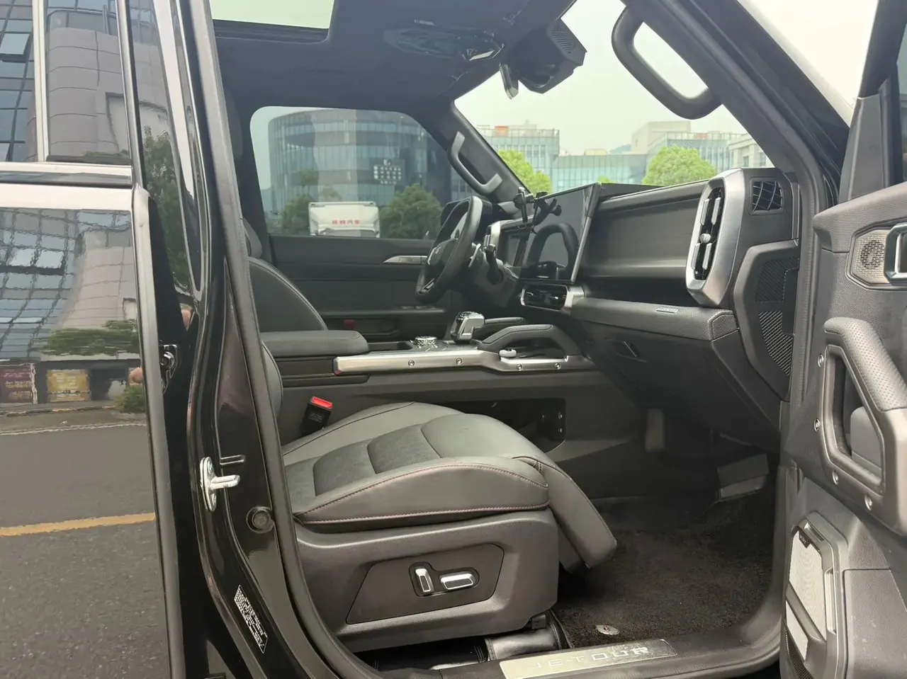Jetour 2024 Traveler 2.0T Four-wheel Drive Through PRO Entertainment Edition Automatic Gear 3