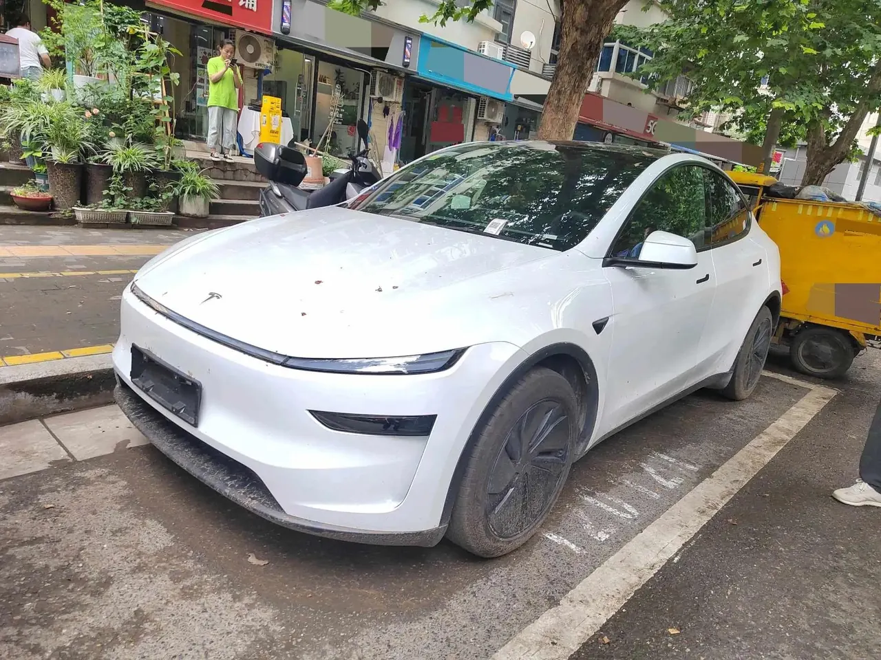 Open image lightbox: Tesla 2025 Model Y Rear-Wheel Drive Automatic