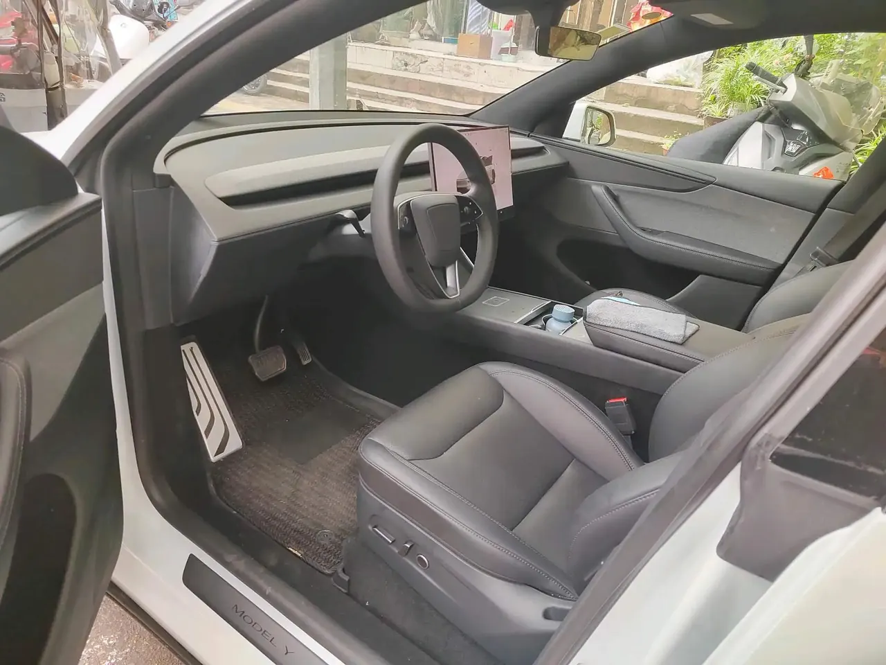 Tesla 2025 Model Y Rear-Wheel Drive Automatic 2