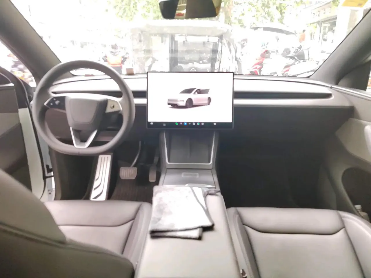 Tesla 2025 Model Y Rear-Wheel Drive Automatic 5