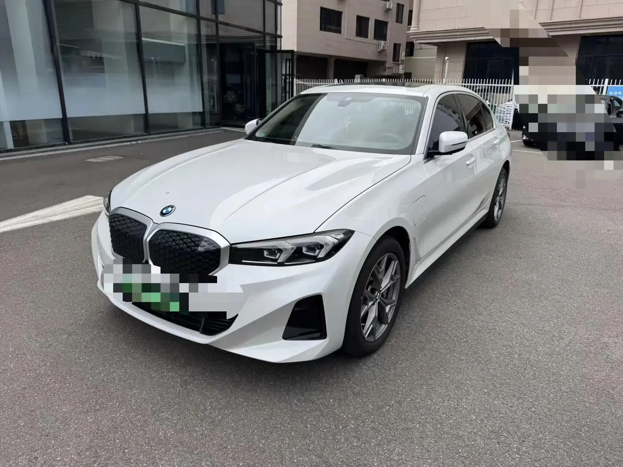 Open image lightbox: BMW 2025 i3 eDrive 35 L automatic gear
