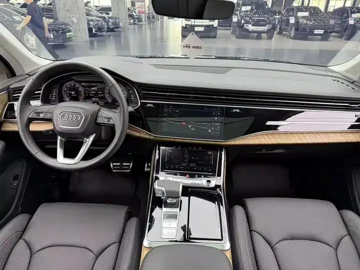 Audi Q7 2023 55 TFSI quattro S Distinguished Model 12