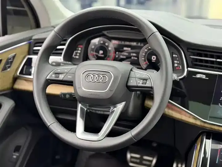 Audi Q7 2023 55 TFSI quattro S Distinguished Model 13