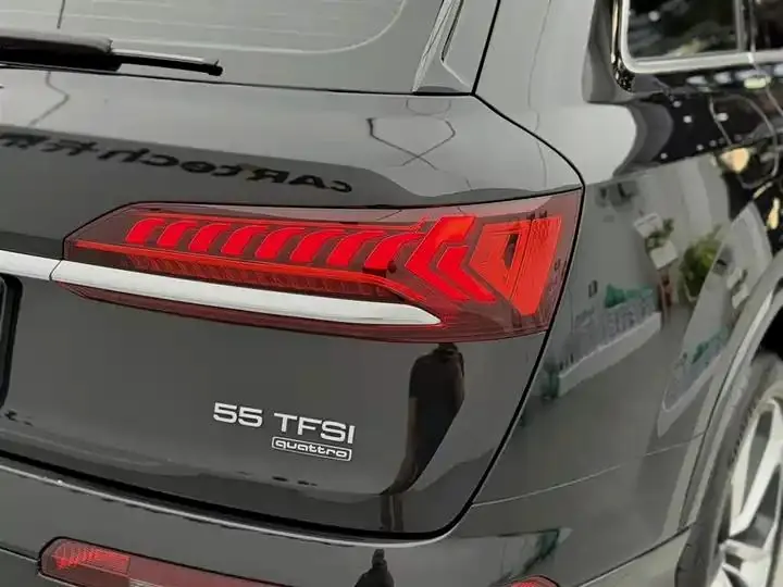 Audi Q7 2023 55 TFSI quattro S Distinguished Model 32