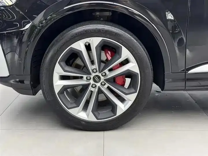 Audi Q7 2023 55 TFSI quattro S Distinguished Model 35