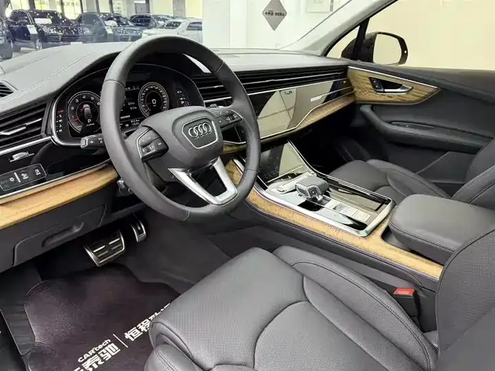 Audi Q7 2023 55 TFSI quattro S Distinguished Model 6