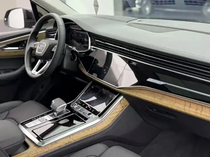 Audi Q7 2023 55 TFSI quattro S Distinguished Model 8